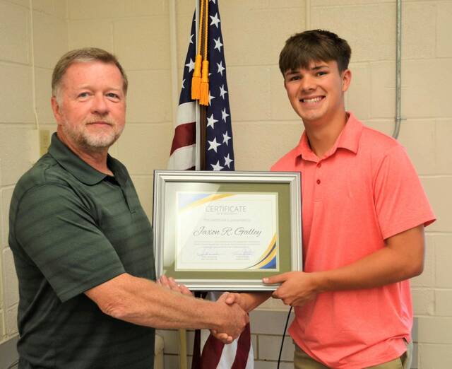 129847371_web1_Scholarship-winner-Jaxon-Galley-and-Tony-Applegate
At the ABCAP Board of Trustees annual meeting held June 20, Tony Applegate (board chairman) presented Jaxon Galley with a scholarship certificate. Photo provided