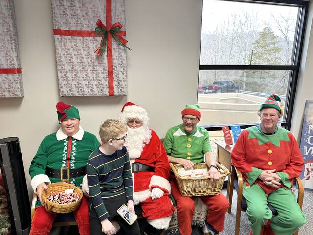 130215532_web1_IMG_0429 Enoying a visit with Santa and the elves at First State Bank in Ripley on Dec. 9. Photo by Wade Linville