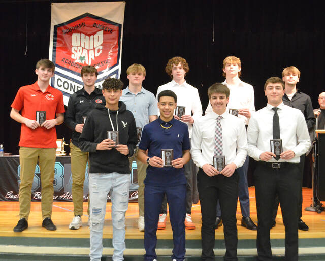 130467295_web1_American-Div-boys-bball
The 2023-24 Southern Buckeye Athletic/Academic Conference American Division First Team of boys basketball all-stars pose with their awards. Front row, from the left, Jayceon Kibler (Wilmington), Mikey Brown (Wilmington), Jet Jamison (Western Brown) and Abe Crall (Western Brown); back row, Rylan Utter (New Richmond), Caden Zeinner (Goshen), Conner Moore (Goshen), Jerry Trout (Clinton-Massie), Jess Roller (Batavia), and Conner McElfresh (Batavia). Photo by Wade Linville